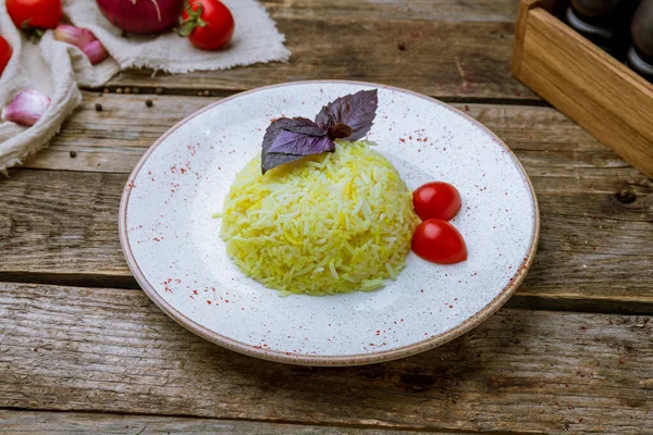 Riz Bouilli Dans Une Assiette Sur Une Vieille Table Bois — Photo