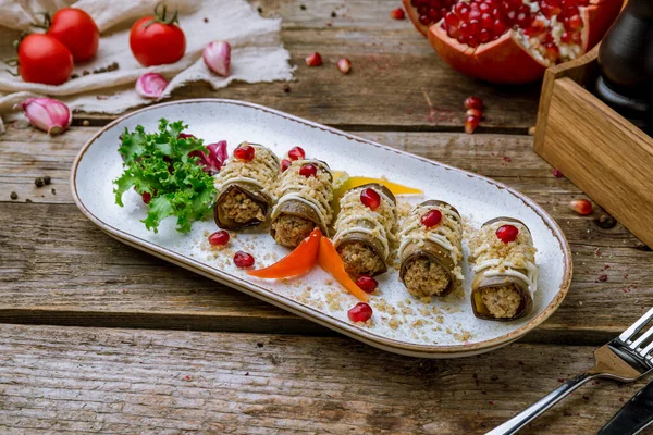 Panini Melanzane Ripieni Noci Serviti Con Granato Verdure Vecchio Tavolo — Foto Stock