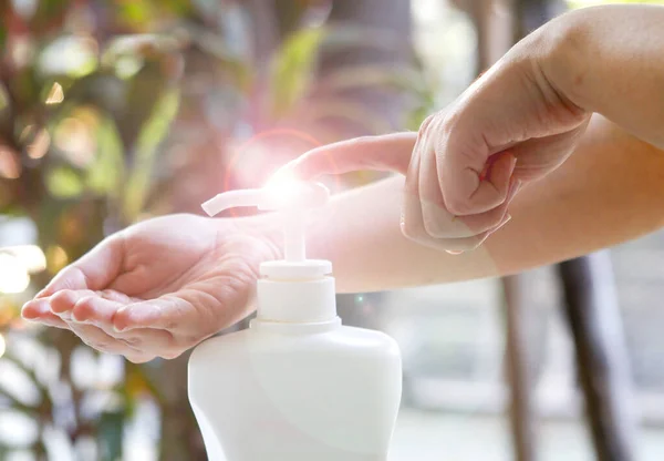 Meisjes Handen Met Behulp Van Washand Ontsmettingsgel Pomp Dispenser Voor Stockfoto