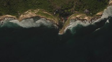 Pura Luhur Uluwatu Tapınağı gün doğumunda. Hava aracı manzaralı uçurumlar. Bali Endonezya