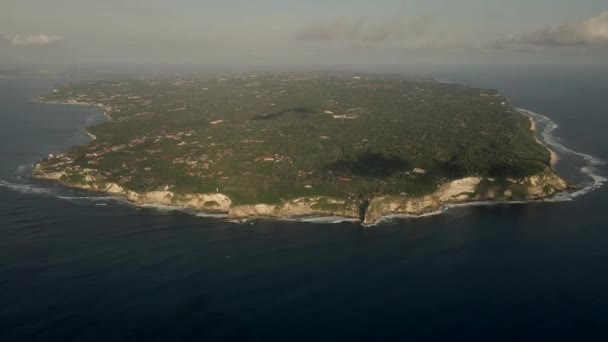 Luchtfoto van neerstortende golven op enorme kliffen bij Uluwatu Bali Indonesië — Stockvideo