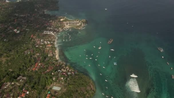 Aerial Drone Shot of Nusa Lembongan beach with boats and reef. Local village. — Stock Video