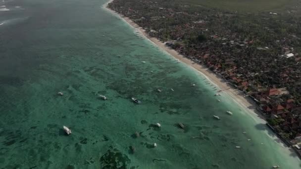 Flygdrönare Skott av Nusa Lembongan stranden, båtar och rev, traditionell by — Stockvideo