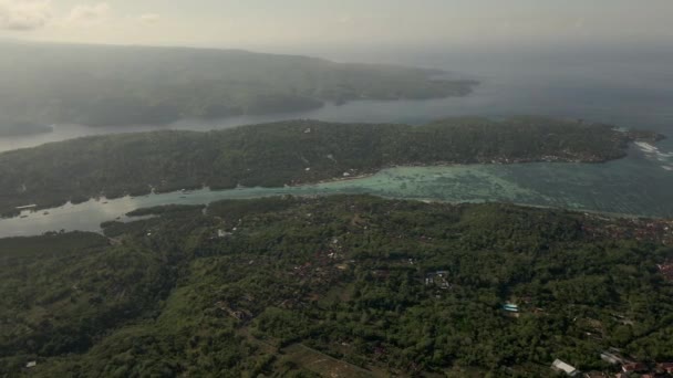 Aerial Drone Shot Nusa Lembongan plaży, łodzi i rafy, tradycyjna wioska — Wideo stockowe