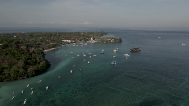 Flygdrönare Skott av Nusa Lembongan stranden, båtar och rev. Vackert landskap — Stockvideo