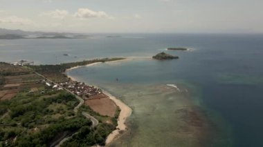 Endonezya 'nın vahşi adaları. Lombok. Tropik cennet, gölcükler. İHA ateşi.