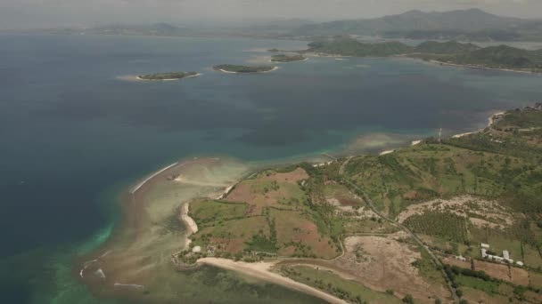印度尼西亚的野生岛屿。伦博克巴厘。热带天堂无人机射击. — 图库视频影像