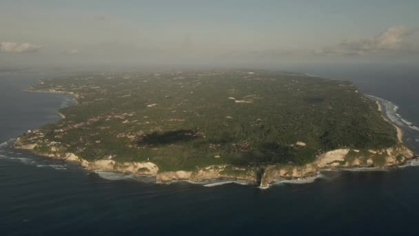 Vista aérea de aviones no tripulados de olas que se estrellan contra enormes acantilados en Uluwatu Bali Indonesia — Vídeos de Stock