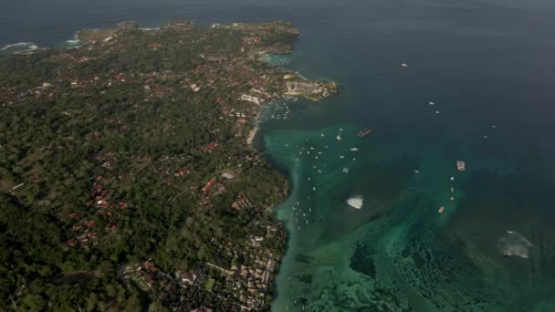 Letecký Drone Shot of Nusa Lembongan pláž s čluny a útesy, tyrkysový oceán — Stock video