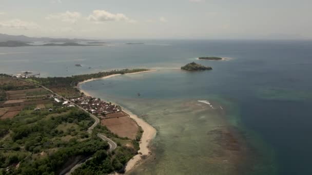 Isole selvagge dell'Indonesia. Lombok. paradiso tropicale, lagune. Sparatoria con droni. — Video Stock