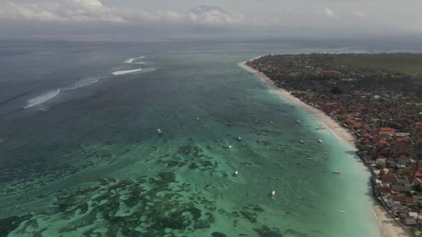 Aerial Drone Shot of Nusa Lembongan beach with boats and rafa, Bali, Indonezja. — Wideo stockowe