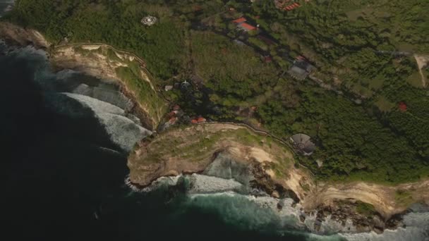 ウルワツ・バリ・インドネシアの巨大な崖に波が打ち寄せる。隠れた白浜. — ストック動画