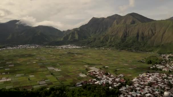Lucht drone uitzicht Sembalun dorp is Oost-Noord deel van Lombok. Bali. Indonesië — Stockvideo