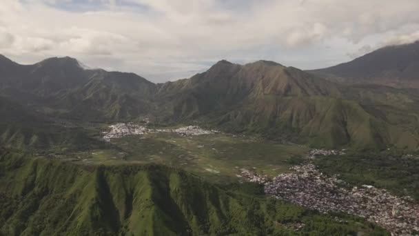 Le village de Sembalun est situé dans la partie est nord de l'île de Lombok, au mont Volcan Rinjani.. — Video