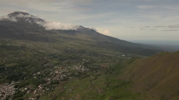 Sembalun dorp van bukit selong met de berg Rinjani verschuilen achter wolken. — Stockvideo