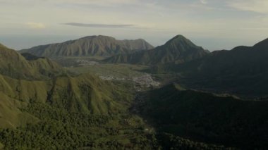 Bir çöl tepesinin sabah manzarası. Pergasingan tepesi, Rinjani, Lombok