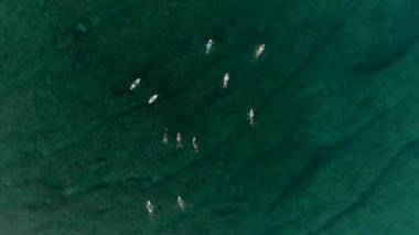 Dalgaları bekleyen sörfçüler. Endonezya 'nın vahşi adaları. Sumatra, Cennet. İHA 