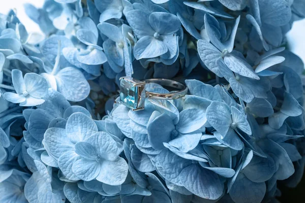 Sortija de plata o oro blanco con una piedra azul aguamarina. Joyería. Imagen de stock