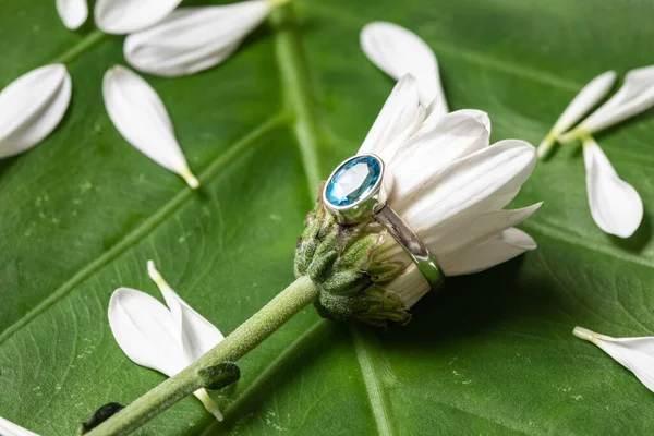 Mavi oval aquamarine taşlı gümüş ya da beyaz altın yüzük. 