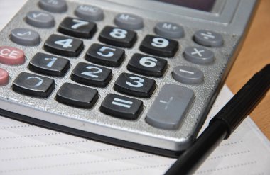 Silinmiş tuşlar ve kalem yakın plan hesap makinesi