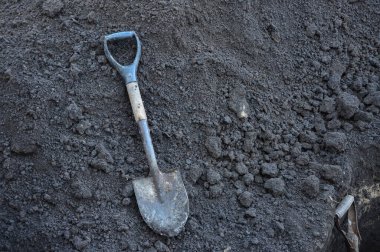 Toprak yığınında kürek
