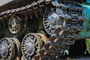 Tekerlekleri olan tank tırtılı.