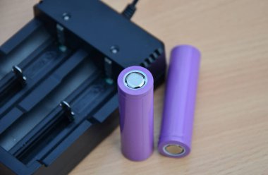 Bulanık şarj arkaplanı olan elektronik cihazlar için yüksek kapasiteli 18650 li-iyon hücresi. seçici odak güç hücresi