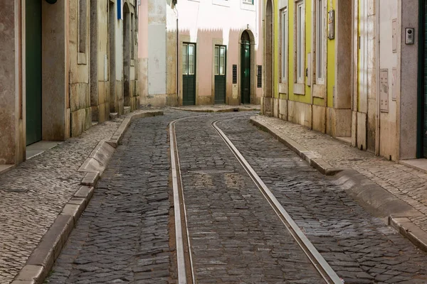 ポルトガルリスボンの路面電車と狭い石畳の通りや路地を空にします — ストック写真