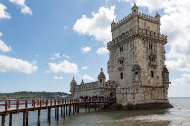 Lizbon, Portekiz - 12 Mayıs 2018: Lizbon, Portekiz 'deki Tejo Nehri kıyısındaki tarihi Torre de Belem kulesi