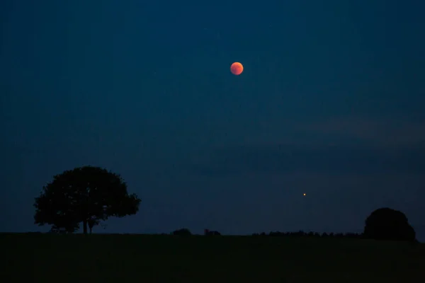 Krvavý měsíc a Mars zářící během úplného zatmění Měsíce nad Německem, červenec 2018 — Stock fotografie