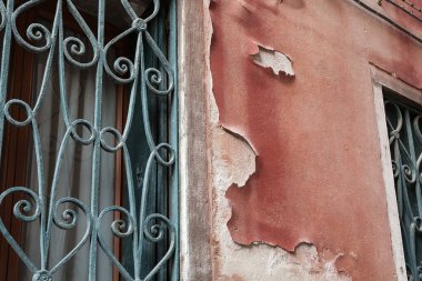 Venedik, İtalya 'da eski bir evin kırmızı boyası soyulmuş.