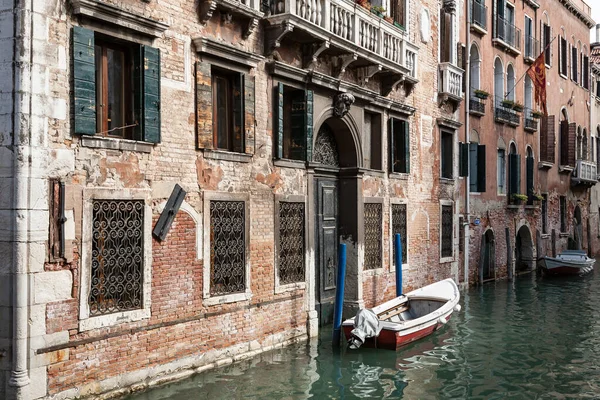 古い宮殿の建物の外にボートと典型的なベネチアン運河,ヴェネツィア,イタリア — ストック写真