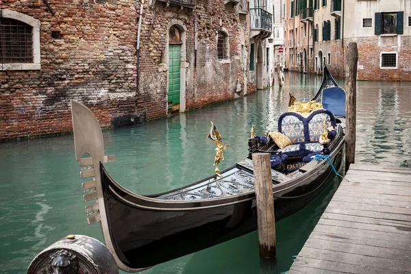 ゴンドラは、イタリアのヴェネツィア、ボードウォークにタイ — ストック写真