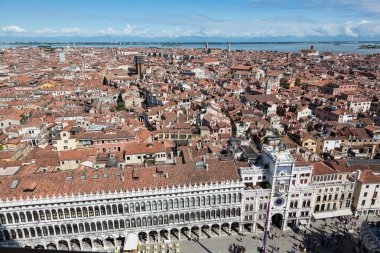 Venedik 'in çatısındaki Campanile çan kulesinden lagün ve anakaraya doğru, Venedik, İtalya