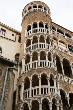 Güzel Palazzo Contarini del Bovolo, en çok Venedik, İtalya 'daki sarmal merdivenleriyle tanınır.