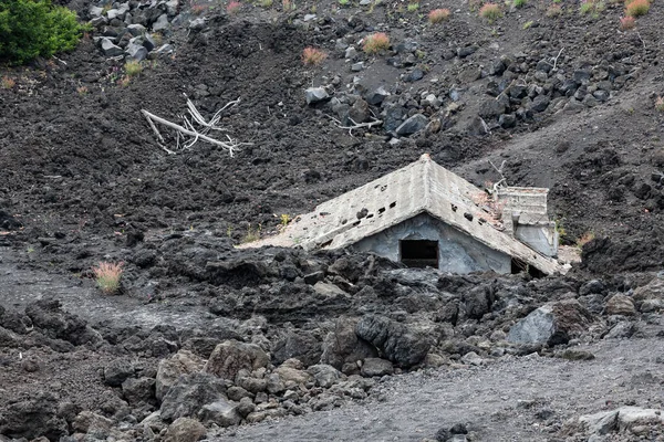 Dom pochowany pod lawą na południowym zboczu wulkanu Etna, Sycylia, Włochy — Zdjęcie stockowe