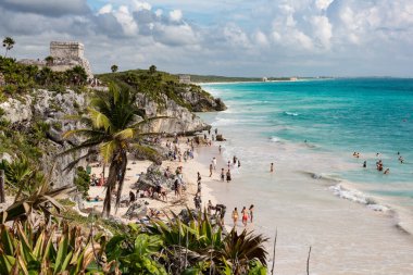 Tulum, Meksika - 24 Ocak 2018: Playa Ruinas, Tulum arkeoloji sahasına sık sık gelen bir plaj, Quintana Roo, Yucatan yarımadası, Meksika