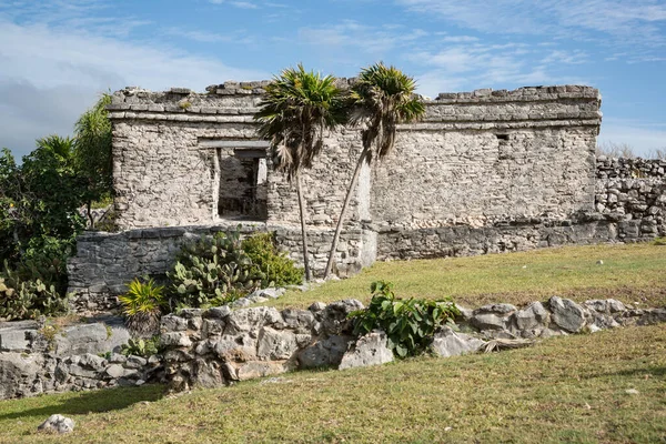 Casa del Cenote, una antigua ruina maya en Tulums zona arqueológica en Quintana Roo, península de Yucatán, México — Foto de Stock