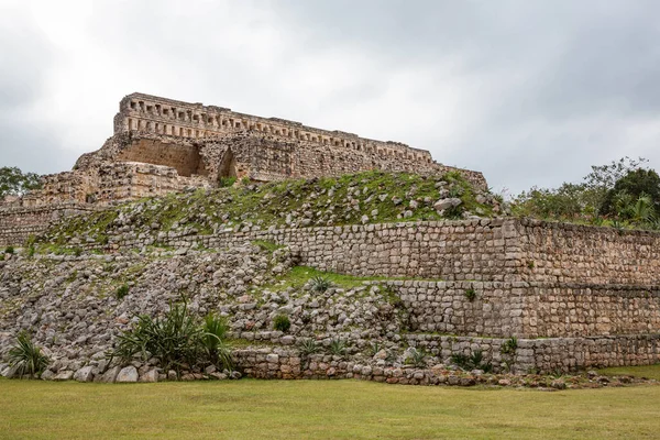 Ruinas del Palacio Maya de las máscaras Codz Poop, península de Yucatán, México — Foto de Stock