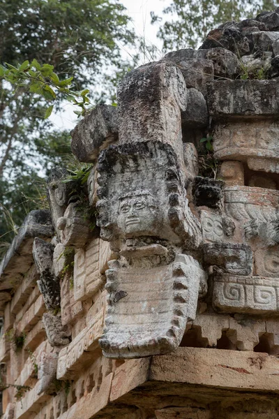 Máscara kukulquina que representa una cara en una boca de cocodrilo, en las ruinas del templo maya en Labna, Yucatán, México — Foto de Stock