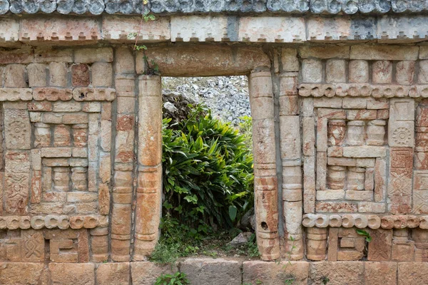 Muralla y puerta adornada en las ruinas mayas de Labna, Yucatán, México — Foto de Stock