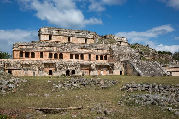 Gran palacio de Sayil, un sitio de ruinas mayas en Yucatán, México — Foto de Stock