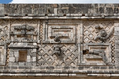 Uxmal, Yucatan, Meksika 'daki Maya Nunnery Meydanı harabelerinde dekorasyon.