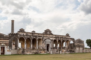 Hacienda Yaxcopoil, Yucatan, Meksika 'daki terk edilmiş bir sisal ya da henequen tarım fabrikasının yıkıntısı