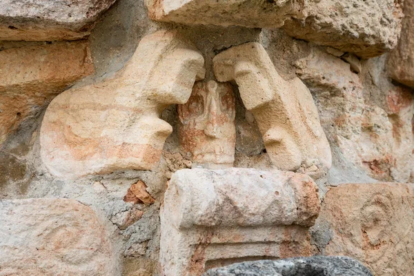 Cara de piedra en las ruinas mayas de la Gran Pirámide en Uxmal, Yucatán, México —  Fotos de Stock