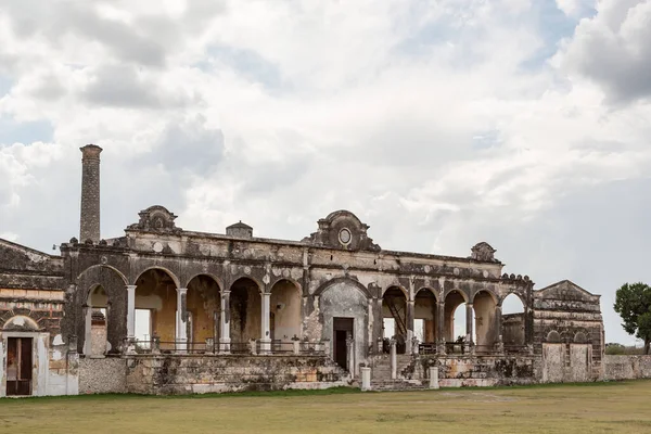 Ruina de un sisal abandonado o edificio de la fábrica de agave henequen en Hacienda Yaxcopoil, Yucatán, México — Foto de Stock