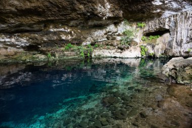 Yaxbacaltun Cenote, Merida, Yucatan, Meksika 'nın güneydoğusunda doğal bir subatan.