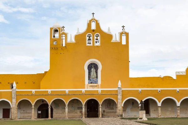 İzamal, Yucatan, Meksika 'daki San Antonio de Padua Koloni Manastırı.