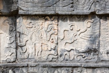 Kartallar ve jaguarlar platformunda başı kesilmiş bir Mayalı 'nın oyma işlemi, Chichen-Itza, Yucatan, Meksika