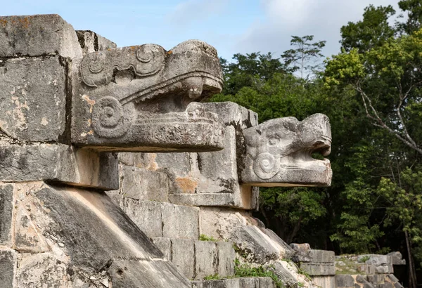 Esculturas de cabeza de serpiente en la plaform de águilas y jaguares, Chichén-Itzá, Yucatán, México — Foto de Stock